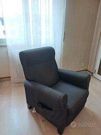 poltrona ikea muren grigio scuro 