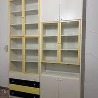 Libreria con scaffali