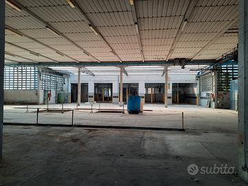 Capannone con uffici e appartamento