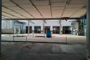 Capannone con uffici e appartamento