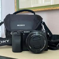 Sony a6000 con obiettivo 16-50, tracolla e borsa