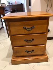 Comodino, letto e scrivania in castagno massello