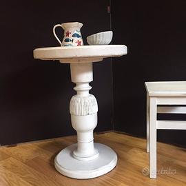 Tavolino in legno bianco