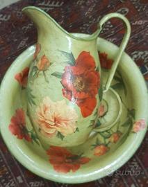 Set lavabo in latta con decorazioni floreali
