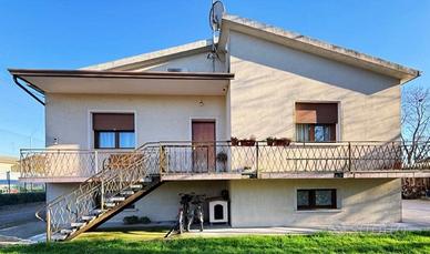 Casa singola con magazziono e giardino