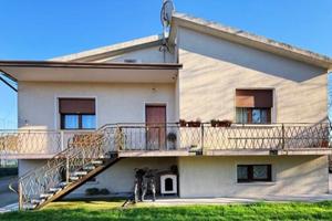 Casa singola con magazziono e giardino