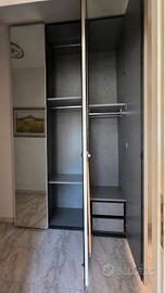 Armadio in legno e specchi