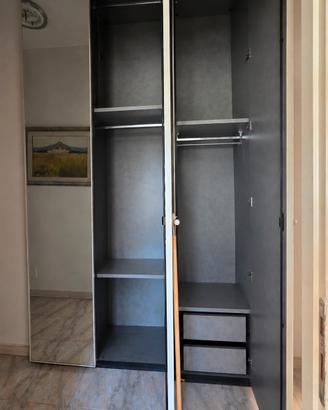 Armadio in legno e specchi