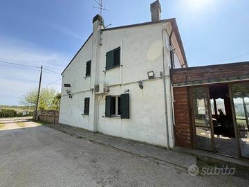 Rustico / Casale di 154 m² con più di 5 locali e b
