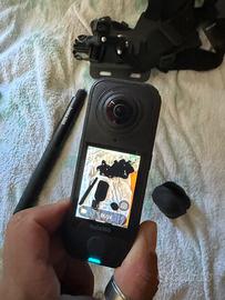 Insta360 X4 con accessori