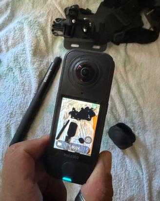 Insta360 X4 con accessori