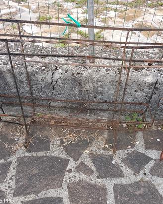 Coppia di porta vasi per giardino vintage.