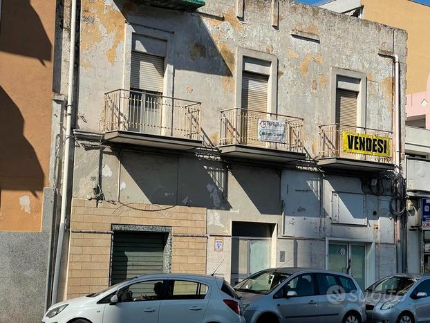 Palazzina con Locali e Appartamenti in V. Ancona