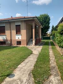 Villa bi famigliare con ampio giardino