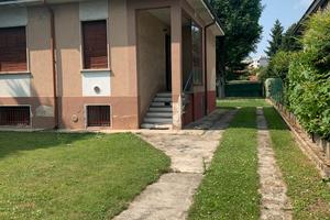 Villa bi famigliare con ampio giardino