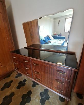 Cassettiera in legno con specchio 