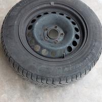  gomme da neve con cerchi e catene da neve 