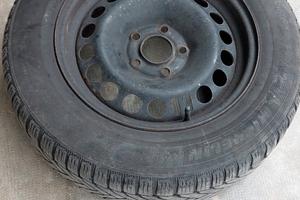  gomme da neve con cerchi e catene da neve 