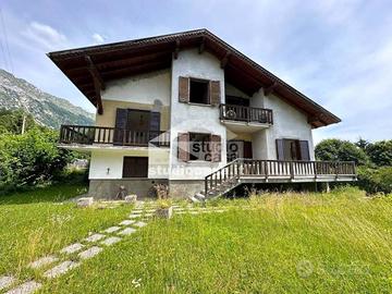 Villa di 220 m² con più di 5 locali e box auto a I