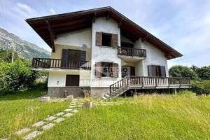 Villa di 220 m² con più di 5 locali e box auto a I