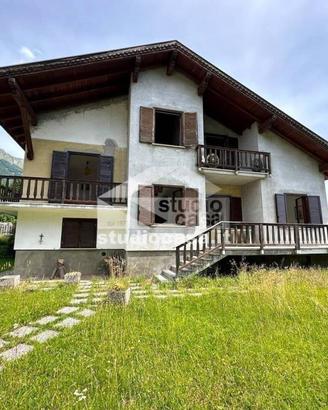 Villa di 220 m² con più di 5 locali e box auto a I