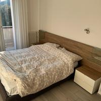 Letto contrnitore con comodini e mensole