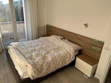 Letto contrnitore con comodini e mensole