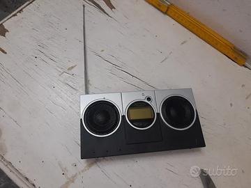 Radio portatile con design moderno e compatto.  -