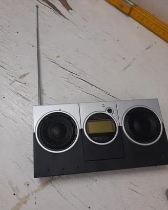 Radio portatile con design moderno e compatto.  -