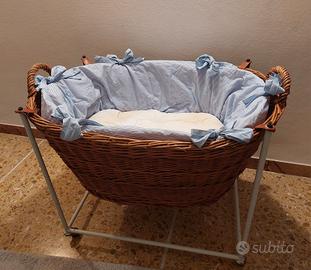 culla in vimini con telaio in metallo e ruotine