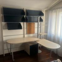 Scrivania a muro con mensole e cassettiera