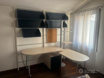 Scrivania a muro con mensole e cassettiera