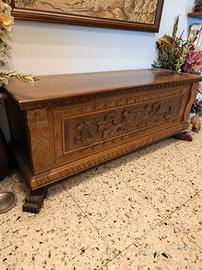 Cassapanca in legno massello intagliata