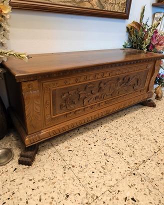 Cassapanca in legno massello intagliata