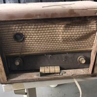 Vecchia radio da restaurare