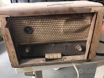 Vecchia radio da restaurare
