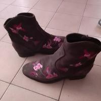 Stivaletti ricamati in vera pelle 