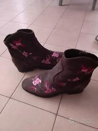Stivaletti ricamati in vera pelle 