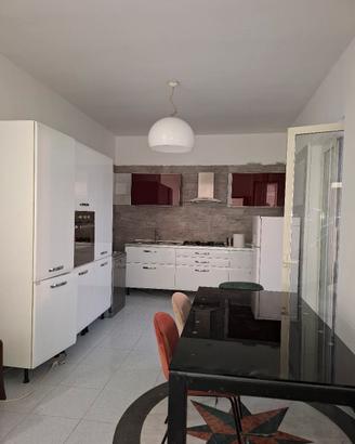 Di Iorio  cucine bianca e bourdeax m 4,50