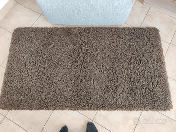 tappeto marrone 