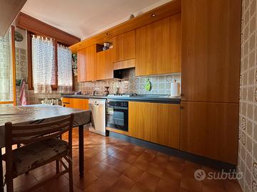 Cucina con elettrodomestici