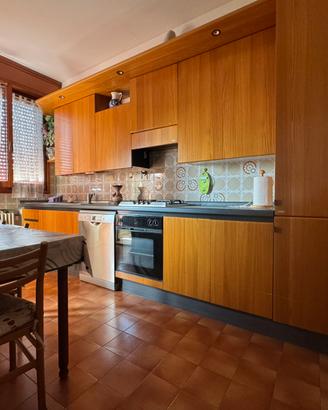 Cucina con elettrodomestici
