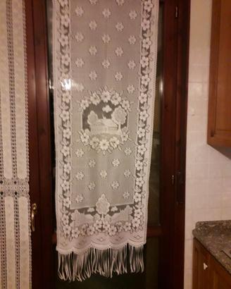 Coppia tende a vetro con decorazioni