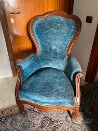 Poltrona antica in noce intagliato con velluto blu