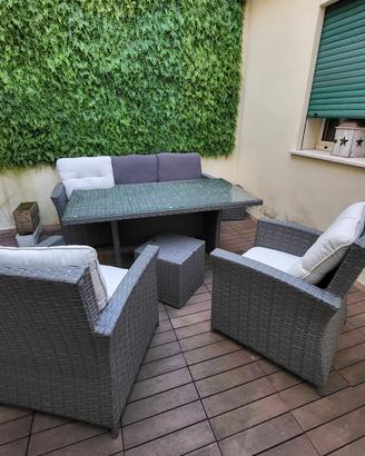 tavolo e divani da giardino