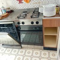 Cucina con elettrodomestici 