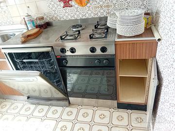 Cucina con elettrodomestici 