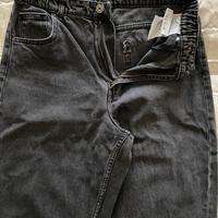 Jeans Mom a vita alta di Bershka in nero