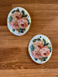 n. 2 decorazioni in porcellana da appendere 