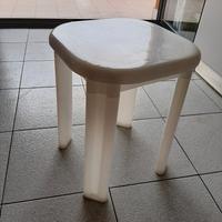 Piccolo sgabello in plastica bianco